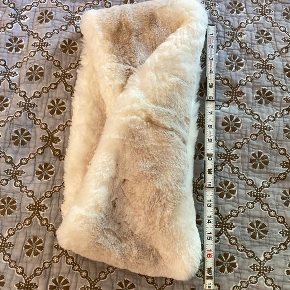 Badgley Mischka Faux Fur Scarf - Picture 8 of 9